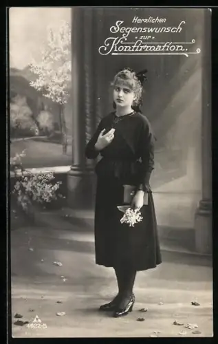 Foto-AK Photochemie Berlin Nr. 4922-5: Segenswunsch zur Konfirmation, Junge Frau kreuzigt sich