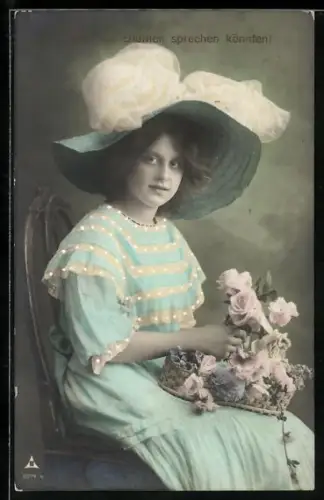 Foto-AK Photochemie Berlin Nr. 6074-4: Frau mit Hut und Blumenkasten, Wenn die Blumen sprechen könnten!