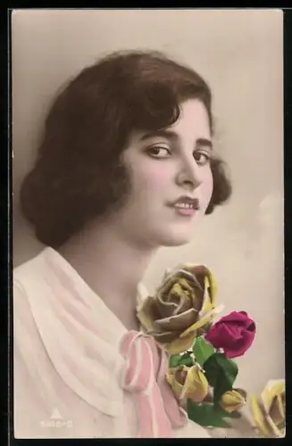 Foto-AK Photochemie Berlin Nr. 3248-6: Frau im Portrait mit Rosen