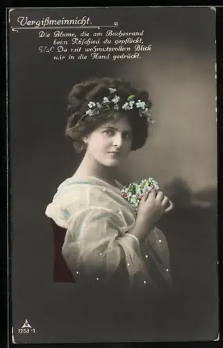 Foto-AK Photochemie Berlin Nr. 7253-1: Frau mit Blumenkranz und kleinem Strauss, Vergissmeinnicht