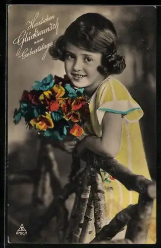 Foto-AK Photochemie Berlin Nr. 6700/1: Geburtstagsgrüsse, Mädchen mit Strauss lehnt auf Holzbank