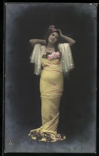 Foto-AK Photochemie Berlin: Frau in Kleid mit Blumenschmuck