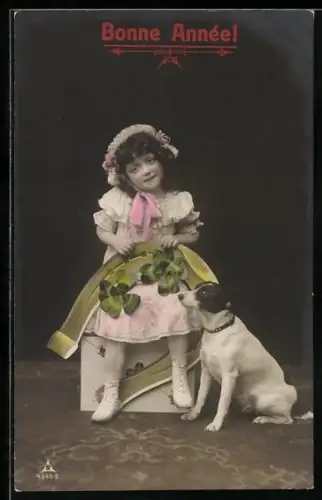 Foto-AK Photochemie Berlin Nr. 4340-6: Bonne Année!, Mädchen mit Kleeblättern, Hufeisen und Hund