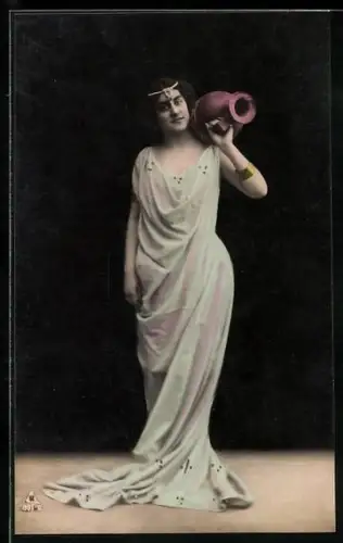 Foto-AK Photochemie Berlin Nr. 881-6: Frau mit Kleid und Krug