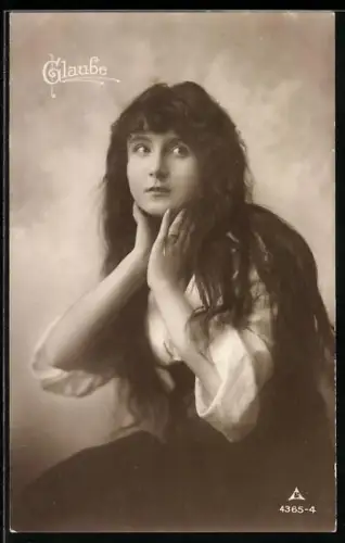 Foto-AK Photochemie Berlin Nr. 4365-4: Frau mit unsicherem Blick, Glaube