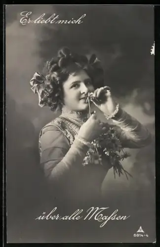 Foto-AK Photochemie Berlin Nr. 6814-4: Frau mit Blumenschmuck, Er liebt mich über alle Massen