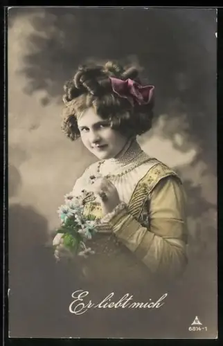 Foto-AK Photochemie Berlin Nr. 6814-1: Frau mit Blumen und Schleife im Haar, Er liebt mich