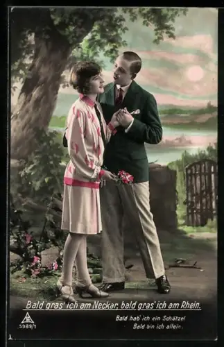 Foto-AK Photochemie Berlin Nr. 5989/1: Liebespaar beim Ausflug, Bald gras` ich am Neckar, bald gras` ich am Rhein