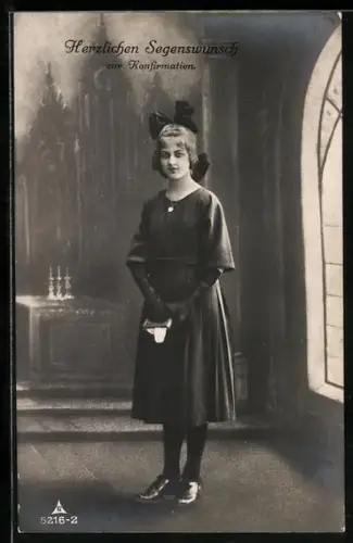 Foto-AK Photochemie Berlin Nr. 5216-2: Herzlichen Segenswunsch zur Konfirmation, Mädchen in schwarz in der Stube