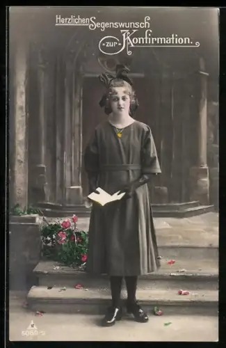 Foto-AK Photochemie Berlin Nr. 5069-5: Herzlichen Segenswunsch zur Konfirmation, Mädchen in schwarz mit Buch
