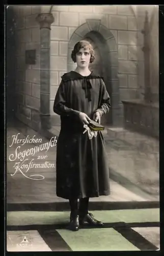 Foto-AK Photochemie Berlin Nr. 5325-1: Herzlichen Segenswunsch zur Konfirmation, Mädchen in schwarz mit Buch