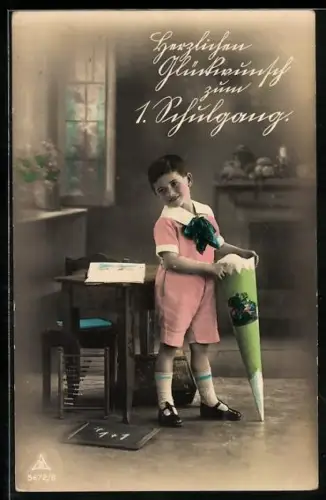 AK Schulanfang, Junge mit Schultüte im Klassenzimmer