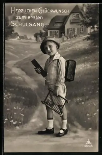Foto-AK Photochemie Berlin Nr. 6120/6: Erster Schultag, Junge mit Tornister und Rechenbrett auf dem Schulweg