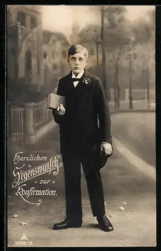 Foto-AK Photochemie Berlin Nr. 5338: Herzlichen Segenswunsch zur Konfirmation, Junge in Anzug mit Buch