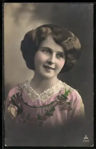 Foto-AK Photochemie Berlin Nr. 7785: Frau mit verzierter Bluse im Portrait