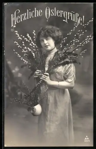 Foto-AK Photochemie Berlin Nr. 5024: Ostergrüsse, Frau mit Zweigen