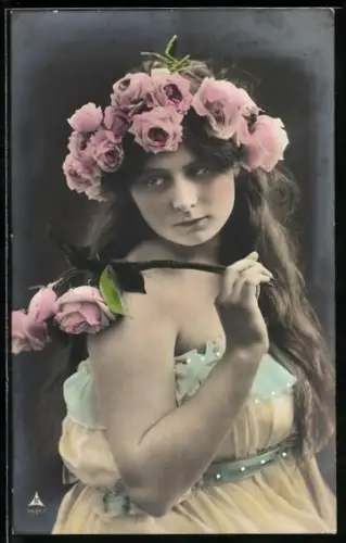 Foto-AK Photochemie Berlin Nr. 4451-1: Mädchen mit Rosenschmuck und Rosenzweig
