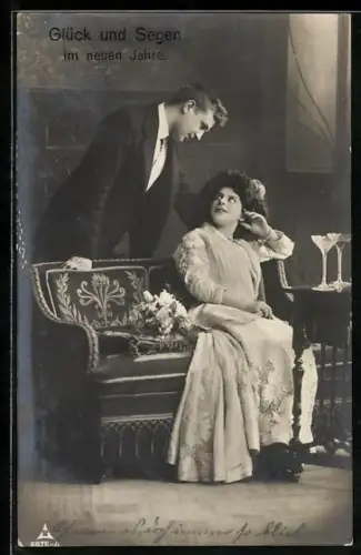 Foto-AK Photochemie Berlin Nr. 6976-4: Neujahrsgrüsse, Ehepaar in der Stube mit Sektgläsern