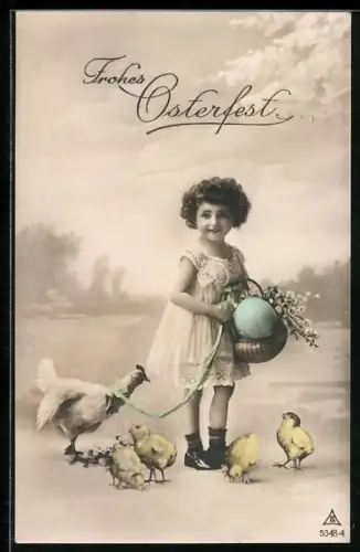 Foto-AK Photochemie Berlin Nr. 5348-4: Ostergrüsse, Kleinkind mit grossem Ei, Henne und Küken