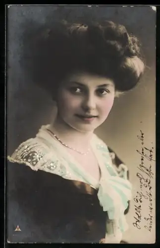 Foto-AK Photochemie Berlin Nr. 4999-3: Frau mit Halskette und verziertem Kragen im Portrait