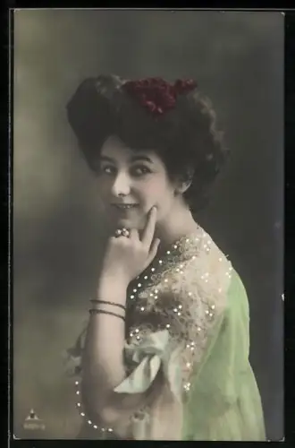 Foto-AK Photochemie Berlin Nr. 6064-2: Frau in verzierter Bluse lächelt neugierig