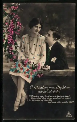 Foto-AK Photochemie Berlin NR 6248 /1: O Mädchen, mein Mädchen, wie lieb` ich dich, Paar an einer Mauer