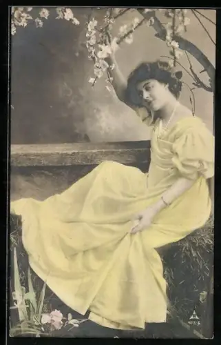 Foto-AK Photochemie Berlin Nr. 4013-6: Frau in Kleid mit Perlenkette unter blühenden Zweigen