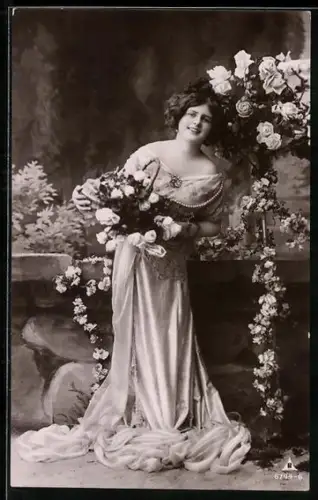 Foto-AK Photochemie Berlin Nr. 6744-6: Frau mit Rosenkorb umringt von Blumen