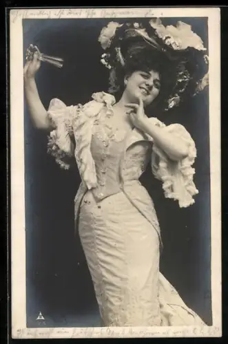 Foto-AK Photochemie Berlin Nr. 712-5: Dame mit geschmücktem Hut und Sektflöte