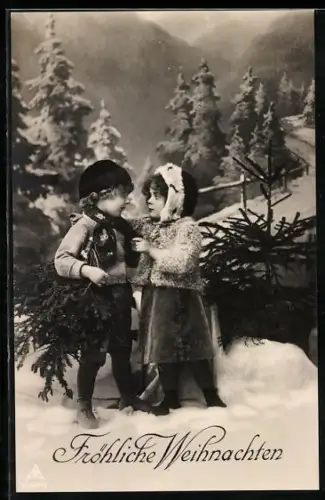 Foto-AK Photochemie Berlin Nr. 5447-1: Weihnachtsgrüsse, Kinder mit Tannenzweig in verschneiter Landschaft