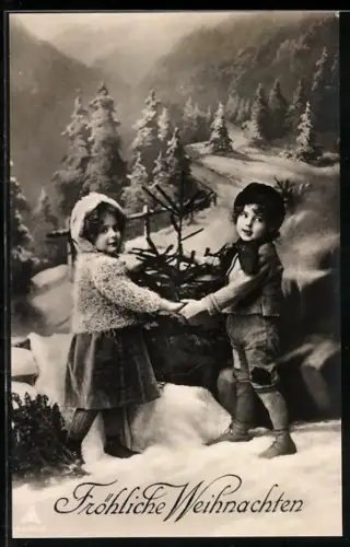Foto-AK Photochemie Berlin Nr. 5447-3: Weihnachtsgrüsse, Kinder mit kleinem Tannenbaum in verschneiter Landschaft