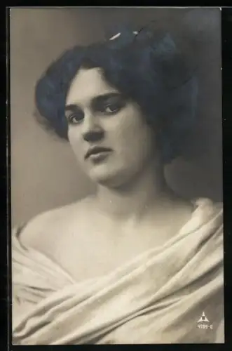 Foto-AK Photochemie Berlin Nr. 4799-6: Frau in weisses Gewand gehüllt im Portrait