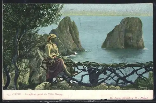 AK Capri, Faraglioni presi da Villa Krupp, Frau lehnt am Geländer
