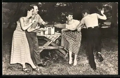 Foto-AK Tanzendes Paar in einem Garten mit Radio