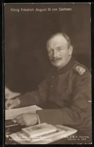 AK König Friedrich August III. von Sachsen in Uniform am Schreibtisch sitzend