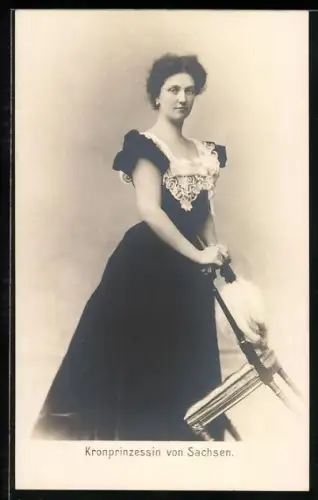 AK Kronprinzessin von Sachsen im Kleid, mit Stuhl