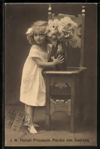 AK Prinzessin Monika von Sachsen mit einer Blumenvase