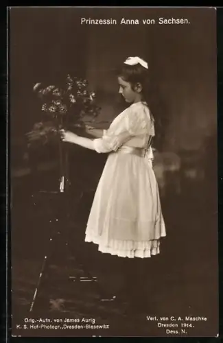 AK Prinzessin Anna von Sachsen betrachtet einen Blumenstrauss