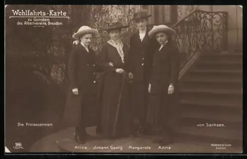 AK Die Prinzessinnen Alice, Johann Georg, Margarete und Anna von Sachsen vor einer Treppe stehend