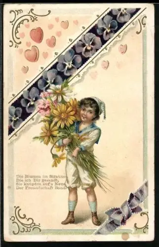 Präge-AK Junges Kind mit Mütze und Matrosenanzug trägt einen Blumenstrauss