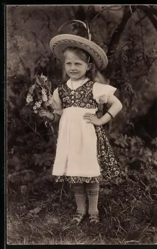 Foto-AK Mädchen mit Hut und blühenden Zweigen