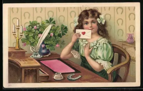 Präge-AK Mädchen im grünen Kleid sitzt am Schreibtisch und versiegelt einen Brief mit einem Herzen