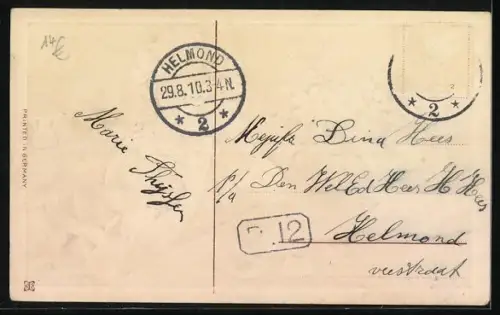 Präge-AK Mädchen im grünen Kleid sitzt am Schreibtisch und versiegelt einen Brief mit einem Herzen