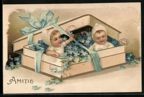 Präge-AK Zwei Kleinkinder in einem Paket voller Vergissmeinnicht
