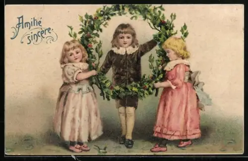 Präge-AK Kinder halten einen Kranz aus Stechpalmen hoch