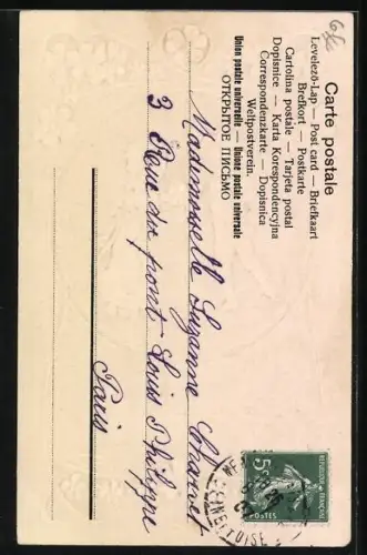 Präge-AK Junge übergibt einem Mädchen einen Blumenstrauss