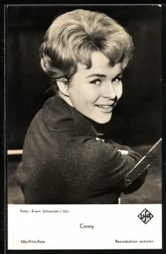 AK Musikerin Conny Froboess mit toller Frisur nach hinten lächelnd