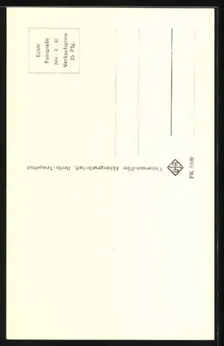 AK Musikerin Conny Froboess mit toller Frisur nach hinten lächelnd