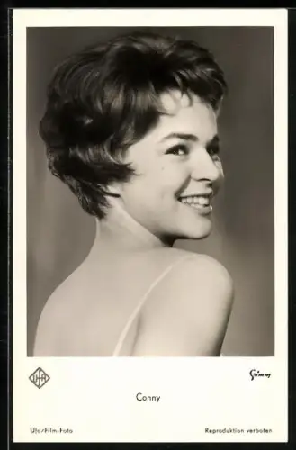 AK Schauspielerin Conny lächelnd über Schulter schauend