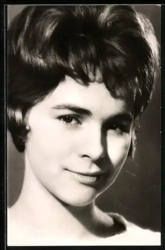 AK Musikerin Conny in weisser Bluse